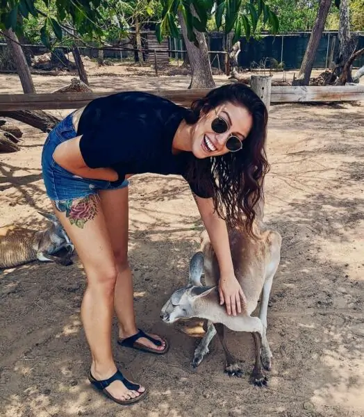 Genevieve_Australia-working-holiday_kangaroo